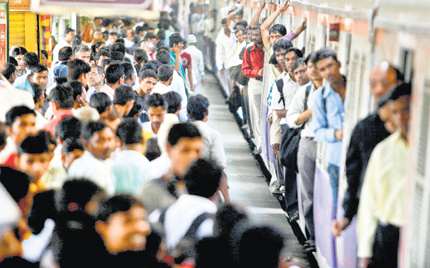 Quickly stop at a station on a slow route to a local | जलद लोकलला धिम्या मार्गावरील स्थानकांवर थांबा; अनंत चतुर्दशीला प्रवाशांची सोय Quickly stop at a station on a slow route to a local | जलद लोकलला धिम्या मार्गावरील स्थानकांवर थांबा; अनंत चतुर्दशीला प्रवाशांची सोय