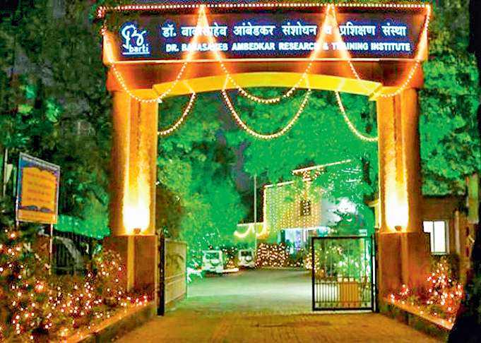 Article on Institution on Dr Babasaheb ambedkar Training And Research | दृष्टिकोन - ‘बार्टी’ गावोगावी पोेहोचविणाऱ्या समतादूतांसोबत न्याय व्हावा! Article on Institution on Dr Babasaheb ambedkar Training And Research | दृष्टिकोन - ‘बार्टी’ गावोगावी पोेहोचविणाऱ्या समतादूतांसोबत न्याय व्हावा!