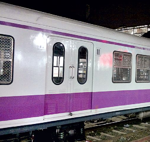 Rush for the inauguration of the Railway Administration as the code of conduct will ever be | आचारसंहिता कधीही लागेल म्हणून रेल्वे प्रशासनाची उद्घाटनासाठी लगबग Rush for the inauguration of the Railway Administration as the code of conduct will ever be | आचारसंहिता कधीही लागेल म्हणून रेल्वे प्रशासनाची उद्घाटनासाठी लगबग