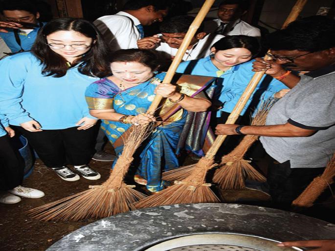 Korean students in sanitation campaign | स्वच्छता मोहिमेत कोरियातील विद्यार्थी Korean students in sanitation campaign | स्वच्छता मोहिमेत कोरियातील विद्यार्थी