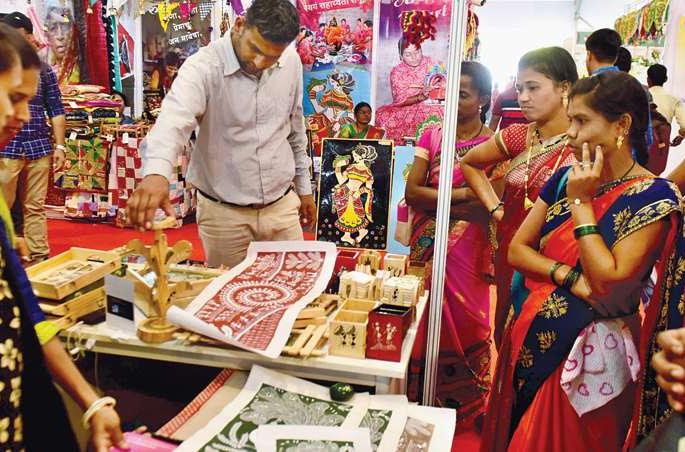Women should become entrepreneurs through the Self Help Group | बचतगट चळवळीतून महिलांनी उद्योग-व्यवसायांचे मालक बनावे Women should become entrepreneurs through the Self Help Group | बचतगट चळवळीतून महिलांनी उद्योग-व्यवसायांचे मालक बनावे