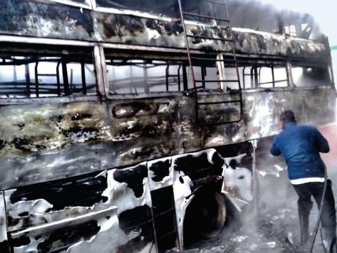 Fire on bus coming from Gujarat to Thane; Driver rescued with 2 passengers: | गुजरातहून ठाण्याला येणाऱ्या बसला आग; २२ प्रवाशांसह चालक बचावले :