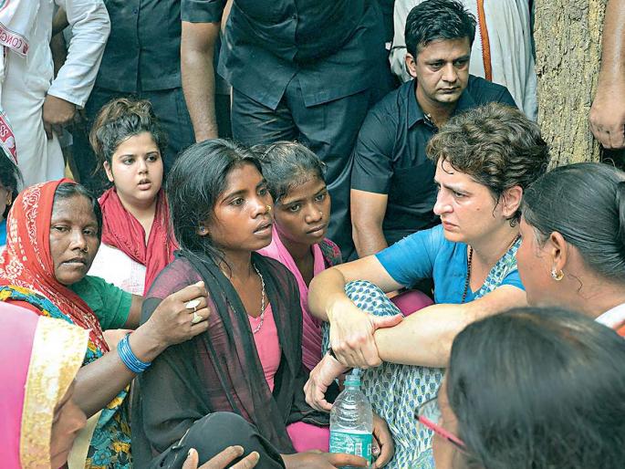 Sonbhadra's trickle; Priyanka Gandhi's discussion with tribal families | ‘सोनभद्र’ची कोंडी फुटली; आदिवासी कुटुंबियांशी प्रियांका गांधींची चर्चा