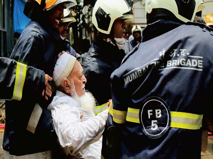 One killed in Churchill's chamber in Colaba; 2 injured | कुलाब्यातील चर्चिल चेंबरच्या आगीत एकाचा मृत्यू; २ जखमी One killed in Churchill's chamber in Colaba; 2 injured | कुलाब्यातील चर्चिल चेंबरच्या आगीत एकाचा मृत्यू; २ जखमी