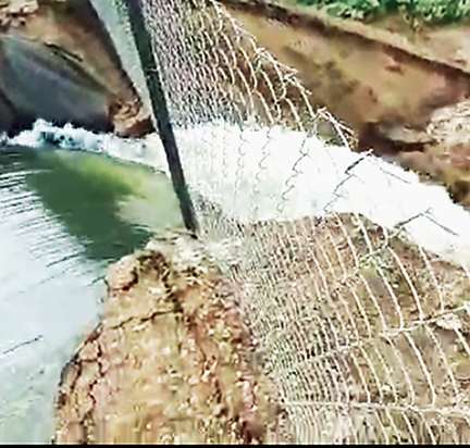 The fields, which were full of mice, burst | उंदराने पोखरलेले शेततळे फुटले The fields, which were full of mice, burst | उंदराने पोखरलेले शेततळे फुटले