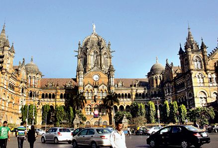 Traffic inconvenience of arriving at CSMT station due to bridge | पुलाअभावी सीएसएमटी स्थानकावर पोहोचण्यास प्रवाशांची गैरसोय Traffic inconvenience of arriving at CSMT station due to bridge | पुलाअभावी सीएसएमटी स्थानकावर पोहोचण्यास प्रवाशांची गैरसोय