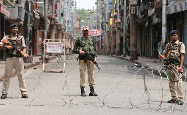 Rs 3,000 crore hit in Kashmir in three months; Trade union claim | काश्मीरमध्ये तीन महिन्यांत १० हजार कोटी रुपयांचा फटका; व्यापारी संघटनेचा दावा Rs 3,000 crore hit in Kashmir in three months; Trade union claim | काश्मीरमध्ये तीन महिन्यांत १० हजार कोटी रुपयांचा फटका; व्यापारी संघटनेचा दावा