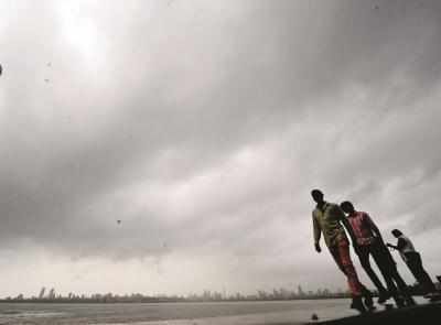 Mumbai: Distressed by climate change; Doctor's advice for caring | बदलत्या वातावरणामुळे मुंबईकर त्रस्त; काळजी घेण्याचा डॉक्टरांचा सल्ला Mumbai: Distressed by climate change; Doctor's advice for caring | बदलत्या वातावरणामुळे मुंबईकर त्रस्त; काळजी घेण्याचा डॉक्टरांचा सल्ला