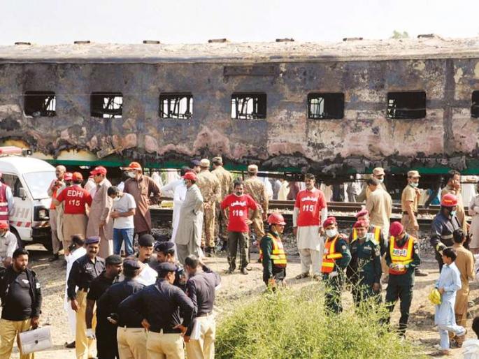 Cylinder cylinder blast in running train; 1 killed | धावत्या रेल्वेत सिलिंडरचा स्फोट; ७४ ठार Cylinder cylinder blast in running train; 1 killed | धावत्या रेल्वेत सिलिंडरचा स्फोट; ७४ ठार