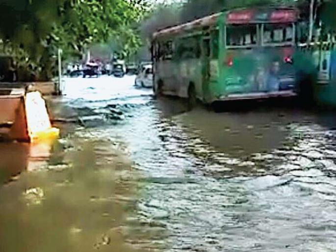 Due to the work of the subway, the leakage of water into the capital was leaked | मेट्रोच्या कामामुळे भांडुपमध्ये जलवाहिनीला गळती Due to the work of the subway, the leakage of water into the capital was leaked | मेट्रोच्या कामामुळे भांडुपमध्ये जलवाहिनीला गळती