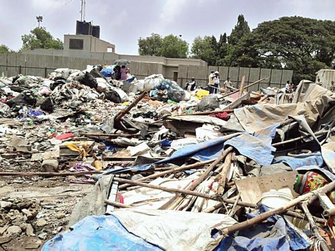 33 slum dwellers of Nalsafai have been deployed | नालेसफाईत अडथळा ठरणाऱ्या ३३ झोपड्या हटविल्या 33 slum dwellers of Nalsafai have been deployed | नालेसफाईत अडथळा ठरणाऱ्या ३३ झोपड्या हटविल्या