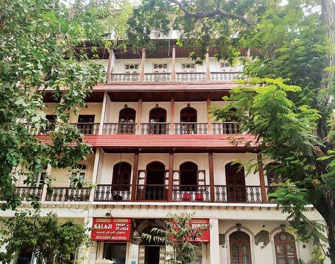 The bodies of an old woman taken out of Heritage building 10 days later; The incident in Colaba | हेरीटेज इमारतीतून १० दिवसांनी काढला वृद्ध महिलेचा मृतदेह; कुलाबा येथील घटना The bodies of an old woman taken out of Heritage building 10 days later; The incident in Colaba | हेरीटेज इमारतीतून १० दिवसांनी काढला वृद्ध महिलेचा मृतदेह; कुलाबा येथील घटना