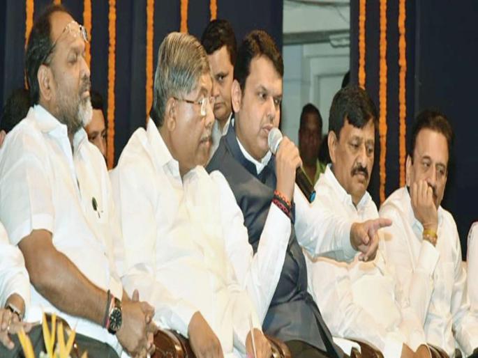 Where do agriculture, revenue employees go ?; Speaker of the Chief Minister | कृषी, महसूलचे कर्मचारी जातात तरी कुठे?; मुख्यमंत्र्यांचे खडे बोल Where do agriculture, revenue employees go ?; Speaker of the Chief Minister | कृषी, महसूलचे कर्मचारी जातात तरी कुठे?; मुख्यमंत्र्यांचे खडे बोल