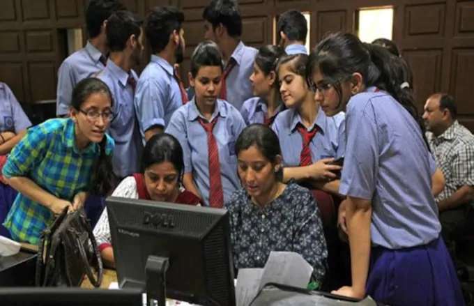 Students started learning about the results of Class X | दहावीच्या निकालाकडे विद्यार्थ्यांचे लागले लक्ष Students started learning about the results of Class X | दहावीच्या निकालाकडे विद्यार्थ्यांचे लागले लक्ष