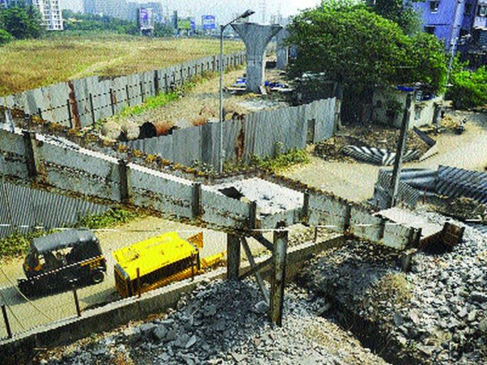 Over the past few years, question marks were made by local residents on hammer and railway tracks | चुनाभट्टीतील पुलावर वर्षभरातच हातोडा, रेल्वेच्या भूमिकेवर स्थानिकांकडून प्रश्नचिन्ह Over the past few years, question marks were made by local residents on hammer and railway tracks | चुनाभट्टीतील पुलावर वर्षभरातच हातोडा, रेल्वेच्या भूमिकेवर स्थानिकांकडून प्रश्नचिन्ह