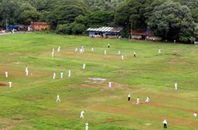 Playgrounds in Mumbai, no one responsible for gardens! | मुंबईतील मैदाने, उद्यानांना वालीच नाही! Playgrounds in Mumbai, no one responsible for gardens! | मुंबईतील मैदाने, उद्यानांना वालीच नाही!