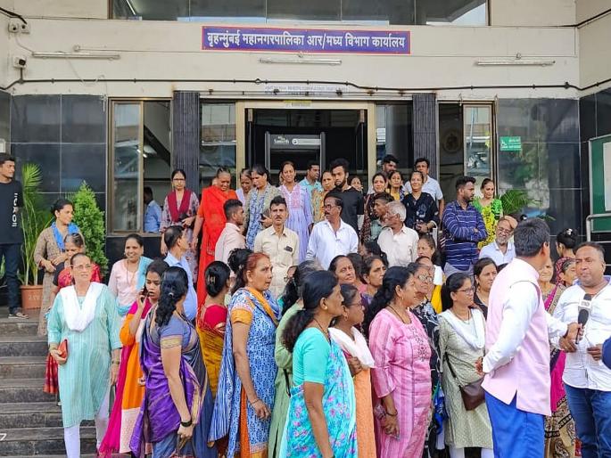 Mumbai: Women of Gorai besieged municipal water officials for water | Mumbai: पाण्यासाठी गोराईच्या महिलांनी घातला पालिकेच्या जल अधिकाऱ्यांना घेराव Mumbai: Women of Gorai besieged municipal water officials for water | Mumbai: पाण्यासाठी गोराईच्या महिलांनी घातला पालिकेच्या जल अधिकाऱ्यांना घेराव