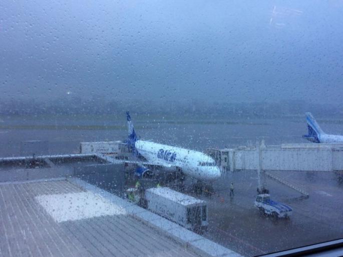 Rains of rain in Mumbai! Cleaning the runway at the airport, start the flight | मुंबईत पावसाची उसंत ! विमानतळावरील रनवेची साफसफाई, उड्डाणं सुरू Rains of rain in Mumbai! Cleaning the runway at the airport, start the flight | मुंबईत पावसाची उसंत ! विमानतळावरील रनवेची साफसफाई, उड्डाणं सुरू