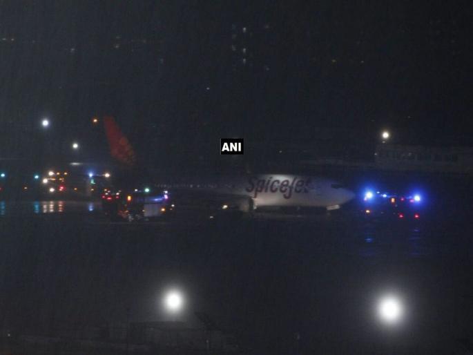 Mumbai Rain: During the lunar rainy season, | Mumbai Rain : मुसळधार पावसामुळे लँडिगवेळी विमानाची चाकं रुतली चिखलात, प्रवासी सुखरुप