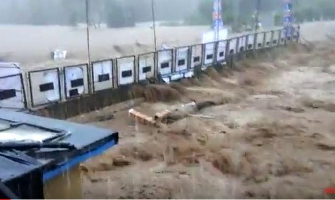 The river of Sanjay Gandhi National Park in Mumbai is flooded | मुंबईतील संजय गांधी नॅशनल पार्कमधील नदी दुथडी भरुन वाहताना The river of Sanjay Gandhi National Park in Mumbai is flooded | मुंबईतील संजय गांधी नॅशनल पार्कमधील नदी दुथडी भरुन वाहताना