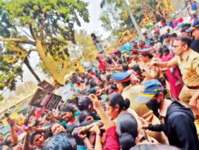 Stone pelting by slum dwellers; police injured | झोपडीधारकांची दगडफेक; पोलिस जखमी Stone pelting by slum dwellers; police injured | झोपडीधारकांची दगडफेक; पोलिस जखमी