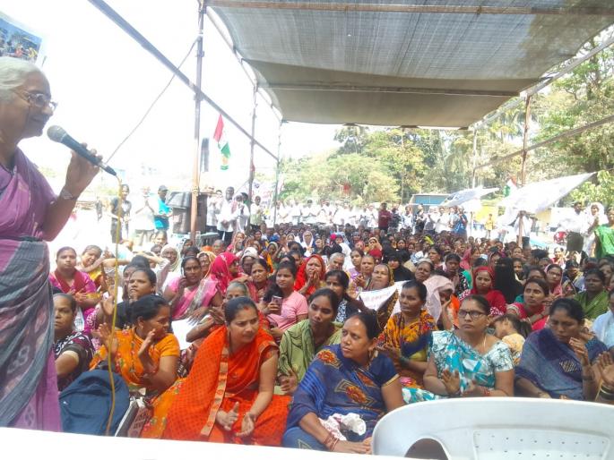 Agitation in Azad Maidan on womens issues | महिलांच्या प्रश्नांवर आझाद मैदानात आंदोलन Agitation in Azad Maidan on womens issues | महिलांच्या प्रश्नांवर आझाद मैदानात आंदोलन