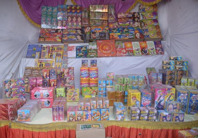 Fireworks banned in Delhi-Mumbai, why not in Nagpur? | दिल्ली-मुंबईत फटाक्यांवर बंदी, नागपुरात का नाही? Fireworks banned in Delhi-Mumbai, why not in Nagpur? | दिल्ली-मुंबईत फटाक्यांवर बंदी, नागपुरात का नाही?