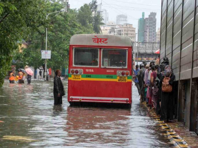 Mumbai Many BEST buses were diverted due to inundation | प्रवाशांची 'बेस्ट' लटकंती; बससाठी लांबच लांब रांगा Mumbai Many BEST buses were diverted due to inundation | प्रवाशांची 'बेस्ट' लटकंती; बससाठी लांबच लांब रांगा