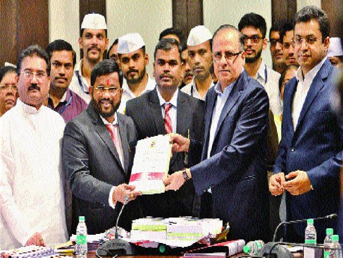 Mumbai Municipal Corporation Budget 2018-19: No increase in Mumbai, but reserve fund pushes | मुंबई महापालिका अर्थसंकल्प २०१८-१९ : मुंबईत करवाढ नाही, राखीव निधीला मात्र धक्का Mumbai Municipal Corporation Budget 2018-19: No increase in Mumbai, but reserve fund pushes | मुंबई महापालिका अर्थसंकल्प २०१८-१९ : मुंबईत करवाढ नाही, राखीव निधीला मात्र धक्का