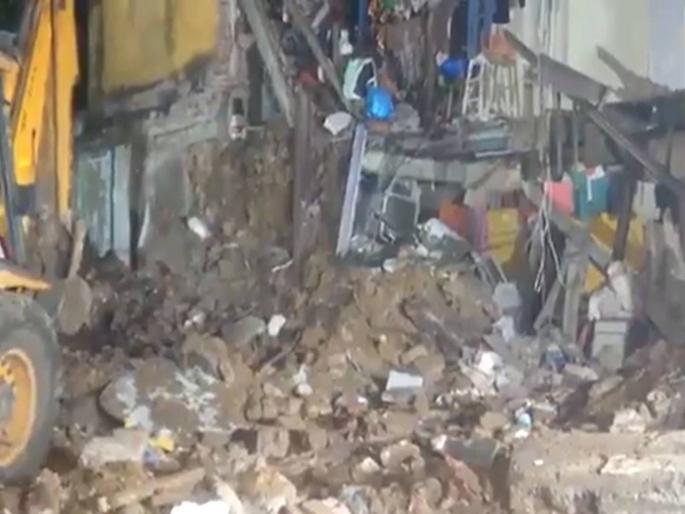 Staircase of a building collapsed in Mumbai Chira Bazaar three injured fire brigade engaged in relief work | मुंबईत इमारतीचा भाग कोसळला, तिघे जखमी; मुसळधार पावसात बचावकार्य सुरु Staircase of a building collapsed in Mumbai Chira Bazaar three injured fire brigade engaged in relief work | मुंबईत इमारतीचा भाग कोसळला, तिघे जखमी; मुसळधार पावसात बचावकार्य सुरु