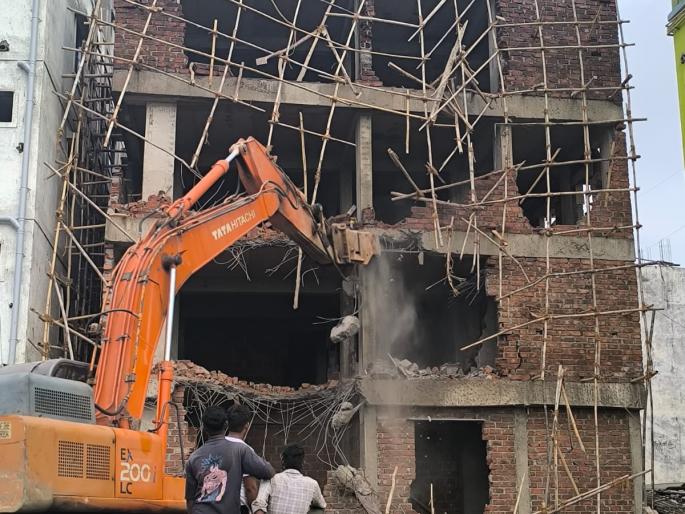 Three unauthorized buildings in Vesave village were razed | वेसावे गावातील तीन अनधिकृत इमारती जमीनदोस्त Three unauthorized buildings in Vesave village were razed | वेसावे गावातील तीन अनधिकृत इमारती जमीनदोस्त