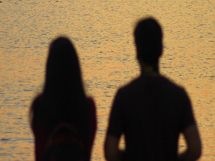A case has been filed against husband and wife on the charge of viralizing obscene photos and videos | सोसायटीत ओळख अन् फ्लॅटमध्ये भेट झाली, मग...; 'पती, पत्नी और वो' चा अजब कारनामा A case has been filed against husband and wife on the charge of viralizing obscene photos and videos | सोसायटीत ओळख अन् फ्लॅटमध्ये भेट झाली, मग...; 'पती, पत्नी और वो' चा अजब कारनामा