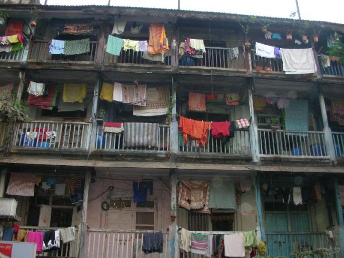 PNB scam: diamond trader Mehul Choksi's company director leaving in Chalws small room | PNB घोटाळा: अब्जोपती हिरे व्यापारी मेहुल चोकसीच्या कंपनीचे डायरेक्टर राहतात चाळीच्या छोटयाशा खोलीत