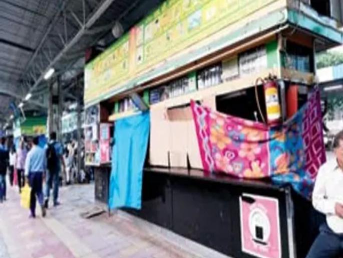 Lock down 'that' shop at Churchgate station; It was caught selling water bottles at a higher price than the printed price | चर्चगेट स्थानकावरील ‘त्या’ दुकानाला टाळे; छापील किमतीपेक्षा जास्त दराने पाण्याच्या बाटल्या विकणे आले अंगलट Lock down 'that' shop at Churchgate station; It was caught selling water bottles at a higher price than the printed price | चर्चगेट स्थानकावरील ‘त्या’ दुकानाला टाळे; छापील किमतीपेक्षा जास्त दराने पाण्याच्या बाटल्या विकणे आले अंगलट