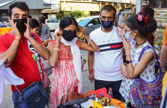 Coronavirus: case registered against Crowd gathering while distributing food in oshiwara pda | Coronavirus : अन्न वाटप करताना गर्दी जमवल्याने गुन्हा दाखल  Coronavirus: case registered against Crowd gathering while distributing food in oshiwara pda | Coronavirus : अन्न वाटप करताना गर्दी जमवल्याने गुन्हा दाखल