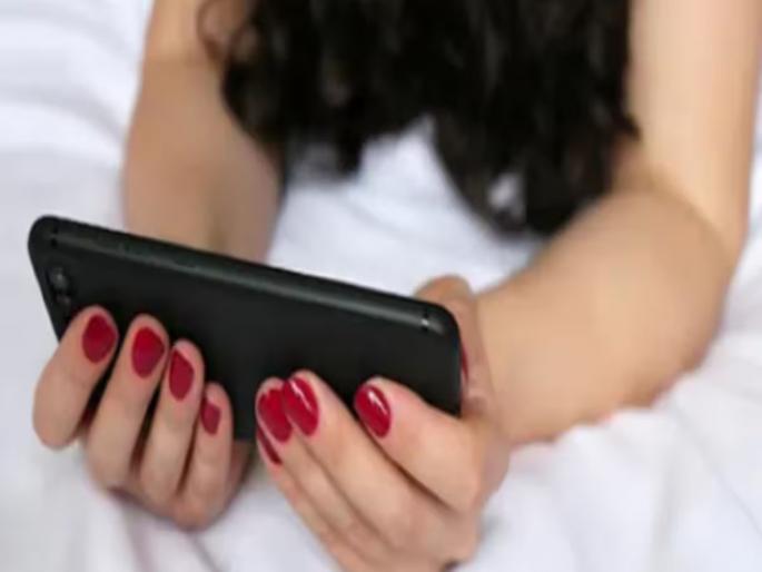 Shocking incident with young woman in Mumbai Asked to undress on video call | मुंबईतील तरुणीसोबत धक्कादायक प्रकार; व्हिडीओ कॉलवर विवस्त्र व्हायला सांगितलं आणि... Shocking incident with young woman in Mumbai Asked to undress on video call | मुंबईतील तरुणीसोबत धक्कादायक प्रकार; व्हिडीओ कॉलवर विवस्त्र व्हायला सांगितलं आणि...