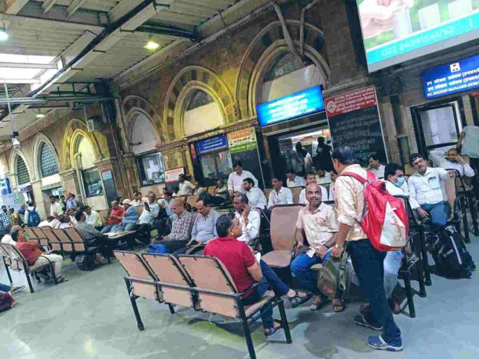 Dead rat forces CR motormen out of AC lobby at CSMT | CSMT स्थानकात सर्व मोटरमनवर टेबल, खुर्च्या घेऊन लॉबी बाहेर बसण्याची वेळ; काय घडलं? Dead rat forces CR motormen out of AC lobby at CSMT | CSMT स्थानकात सर्व मोटरमनवर टेबल, खुर्च्या घेऊन लॉबी बाहेर बसण्याची वेळ; काय घडलं?