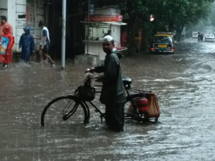 Mumbai Dabewala's services continued In heavy rain also | कशासाठी? मुंबईकरांच्या पोटासाठी, जोरदार पावसातही मुंबईच्या डबेवाल्यांची सेवा सुरू Mumbai Dabewala's services continued In heavy rain also | कशासाठी? मुंबईकरांच्या पोटासाठी, जोरदार पावसातही मुंबईच्या डबेवाल्यांची सेवा सुरू