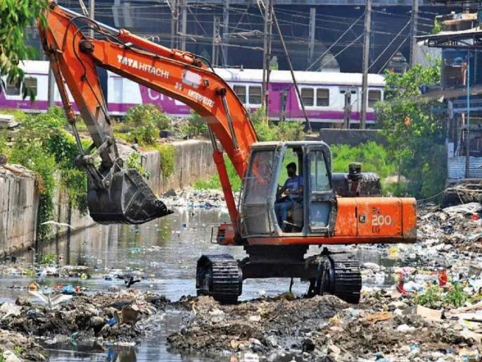Drain cleaning work on 'fast track', 75 percent of Central Railway and 80 percent of Western Railway cleaning completed | नालेसफाईची कामे ‘फास्ट ट्रॅक’वर, मध्य रेल्वेची ७५, तर पश्चिम रेल्वेची ८० टक्के सफाई पूर्ण