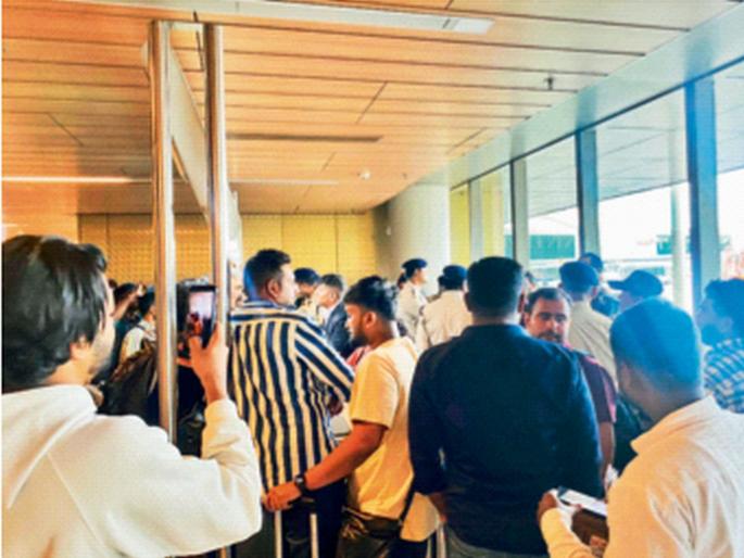 Passengers in Mumbai-Dubai flight face like locals, SpiceJet service delayed by 15 hours; The passengers were stunned | मुंबई-दुबई विमानातील प्रवाशांचे लोकलसारखे हाल, स्पाइसजेटची सेवा १५ तास लेट; प्रवासी ताटकळले Passengers in Mumbai-Dubai flight face like locals, SpiceJet service delayed by 15 hours; The passengers were stunned | मुंबई-दुबई विमानातील प्रवाशांचे लोकलसारखे हाल, स्पाइसजेटची सेवा १५ तास लेट; प्रवासी ताटकळले
