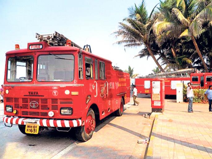 5 thousand fire incidents, only 51 fire stations, | आगीच्या ५ हजार घटना, अग्निशमन केंद्रे फक्त ५१, मुंबईत आगीवर नियंत्रण मिळविण्यासाठी अग्निशमन दलाची शर्थ 5 thousand fire incidents, only 51 fire stations, | आगीच्या ५ हजार घटना, अग्निशमन केंद्रे फक्त ५१, मुंबईत आगीवर नियंत्रण मिळविण्यासाठी अग्निशमन दलाची शर्थ