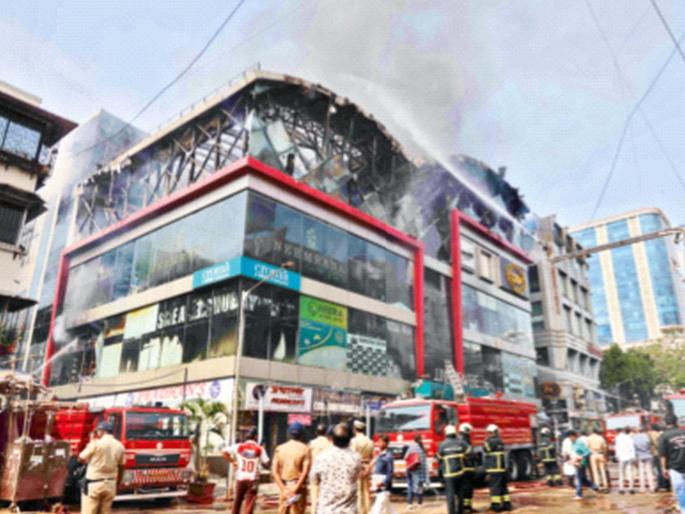 Bandra Mall fire brigade's uniforms were brought to the spot in an hour and a half, | वांद्रे मॉल आगीची वर्दी अग्निशमन दलाकडे दीड तासाने, सुरक्षा रक्षक, व्यवस्थापक यांच्यावर अहवालात ठपका