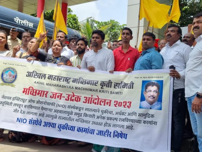 hundreds of fishermen protest against the national institute of oceanography | वर्सोव्याच्या रस्त्यावर मच्छिमारांचा उद्रेक hundreds of fishermen protest against the national institute of oceanography | वर्सोव्याच्या रस्त्यावर मच्छिमारांचा उद्रेक