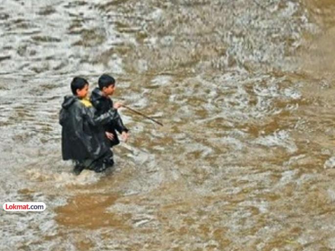 Confusion over school closures; Students, parents wade through water; ponds filled everywhere | शाळा सोडण्यावरून गोंधळात गोंधळ; विद्यार्थी, पालकांची पाण्यातून पायपीट; सर्वत्र साचले तळे Confusion over school closures; Students, parents wade through water; ponds filled everywhere | शाळा सोडण्यावरून गोंधळात गोंधळ; विद्यार्थी, पालकांची पाण्यातून पायपीट; सर्वत्र साचले तळे