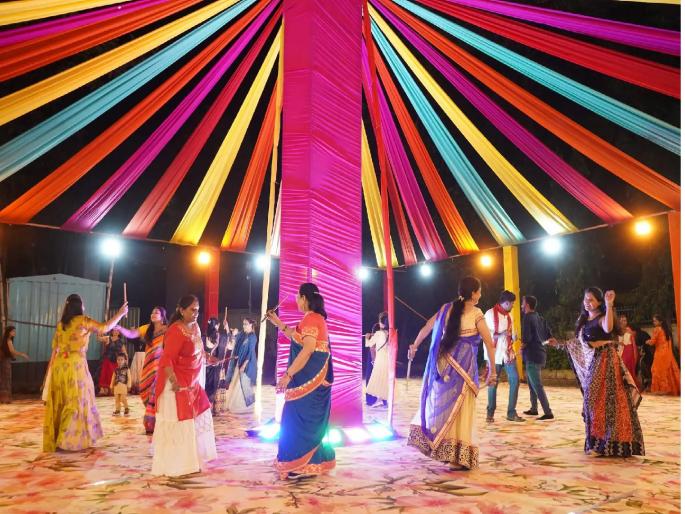 Use of loudspeakers is permitted for three days during Navratri festival from 6 am to 12 midnight | मुंबईकरांसाठी आनंदाची बातमी! शेवटचे तीन दिवस रात्री १२ पर्यंत गरबा खेळण्यास परवानगी