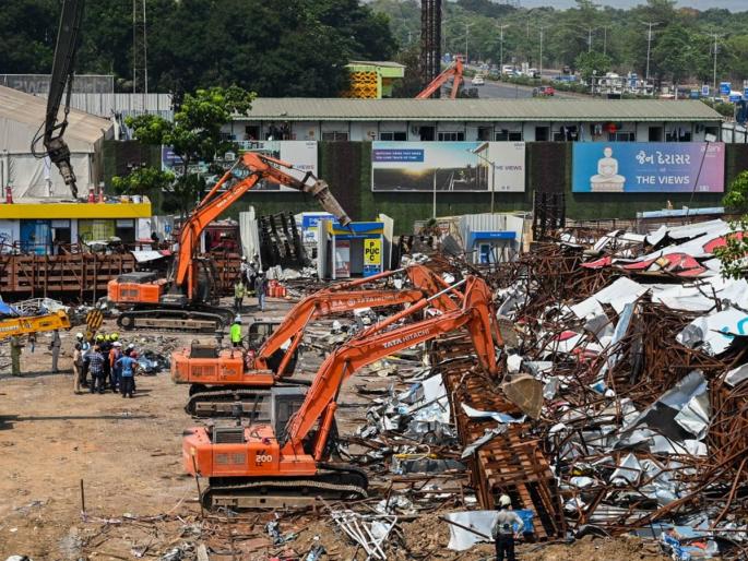 no one was left under the rubble the work stopped municipal commissioner information after ghatkopar hoarding collapse | ढिगाऱ्याखाली कोणी उरले नाही, काम थांबले; महापालिका आयुक्तांची माहिती no one was left under the rubble the work stopped municipal commissioner information after ghatkopar hoarding collapse | ढिगाऱ्याखाली कोणी उरले नाही, काम थांबले; महापालिका आयुक्तांची माहिती