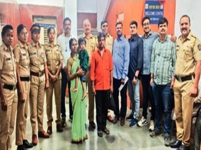 Missing girl found in Worli within three hours | मुंबईत ३ वर्षांच्या मुलीला महिलेनं चॉकलेटचं आमिष दाखवून पळवलं; पोलिसांनी तीन तासांत घेतला शोध Missing girl found in Worli within three hours | मुंबईत ३ वर्षांच्या मुलीला महिलेनं चॉकलेटचं आमिष दाखवून पळवलं; पोलिसांनी तीन तासांत घेतला शोध