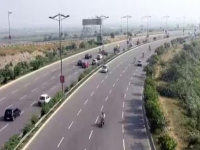 parking along the highway poses a risk of accidents | महामार्गालगतच्या पार्किंगमुळे अपघातांचा धोका parking along the highway poses a risk of accidents | महामार्गालगतच्या पार्किंगमुळे अपघातांचा धोका