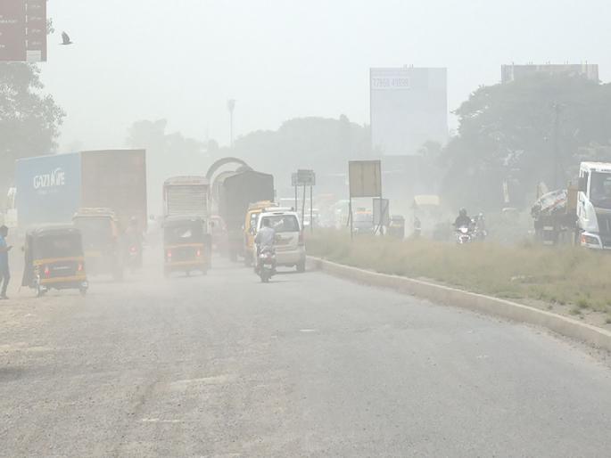 Dhule empire on Mumbai-Goa highway | मुंबई-गोवा महामार्गावर धुळीचे साम्राज्य; आरोग्य धोक्यात Dhule empire on Mumbai-Goa highway | मुंबई-गोवा महामार्गावर धुळीचे साम्राज्य; आरोग्य धोक्यात