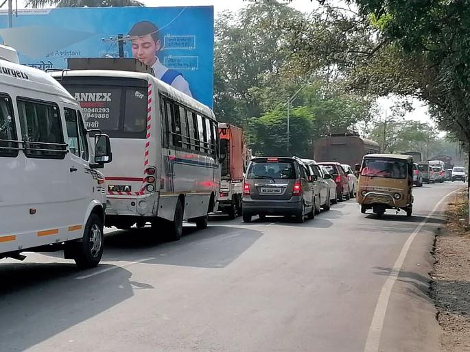 Traffic congestion on Mumbai-Goa highway; Travelers suffer | मुंबई-गोवा महामार्गावर वाहतूक कोंडी; प्रवासी त्रस्त Traffic congestion on Mumbai-Goa highway; Travelers suffer | मुंबई-गोवा महामार्गावर वाहतूक कोंडी; प्रवासी त्रस्त